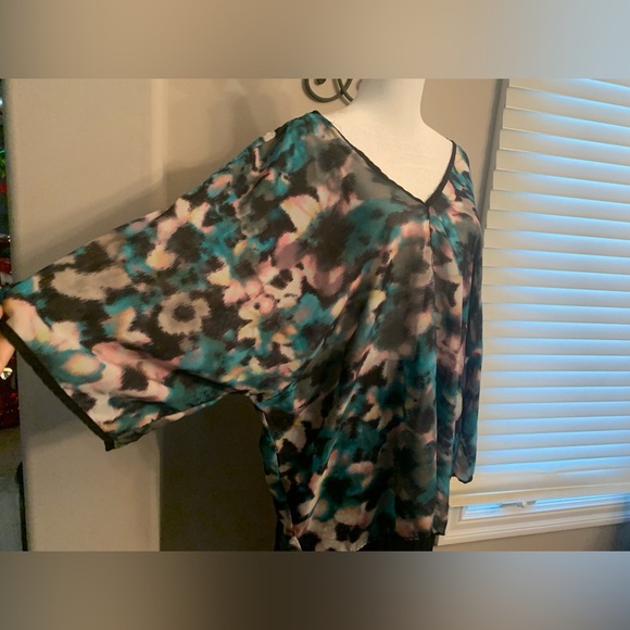 Women’s Large Sheer Colorful Black Top, Preloved, Wide Qtr sleeve, V neck & back - Picture 4 of 7